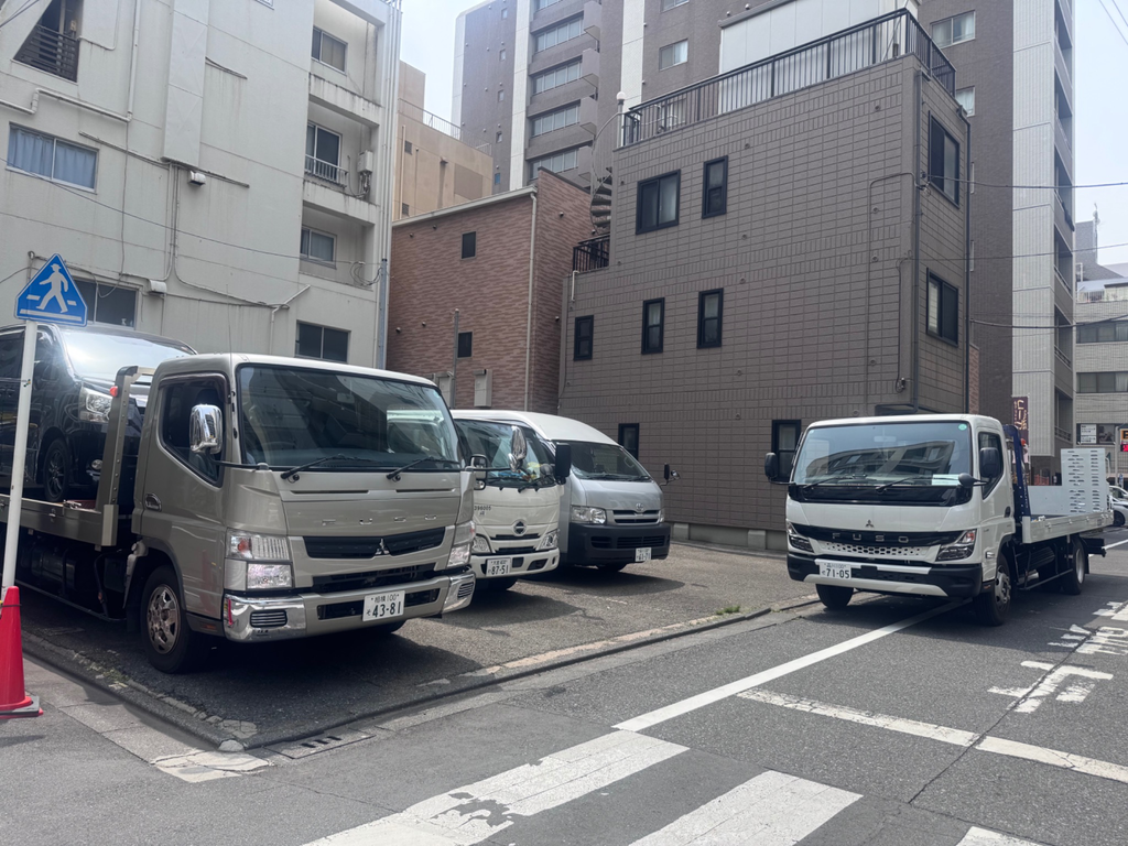 株式会社ダーウィンの積載車 お客様のお車の引取・納車に使用