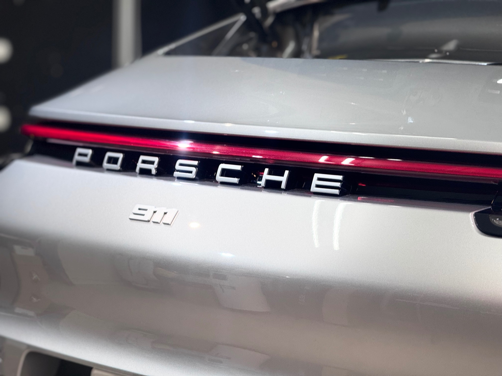 TEVOナノクォーツコーティング施工後のポルシェ911 リアエンブレム周辺の仕上がり
