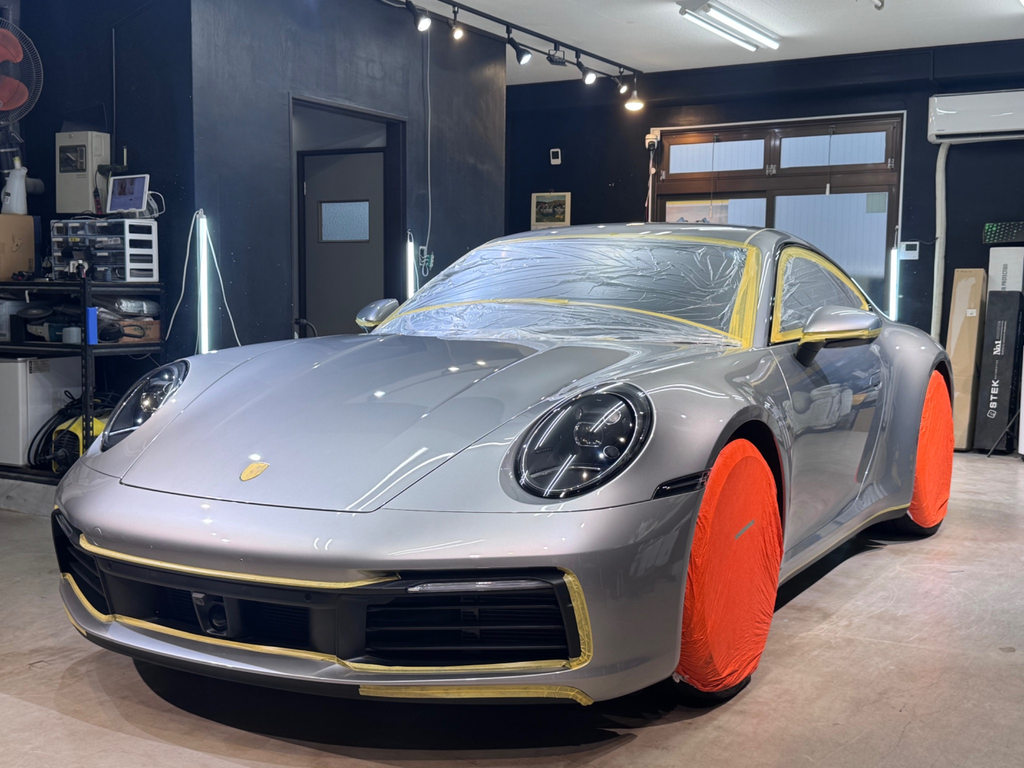 研磨作業前のポルシェ911 ウィンドウとホイールをマスキング養生した状態
