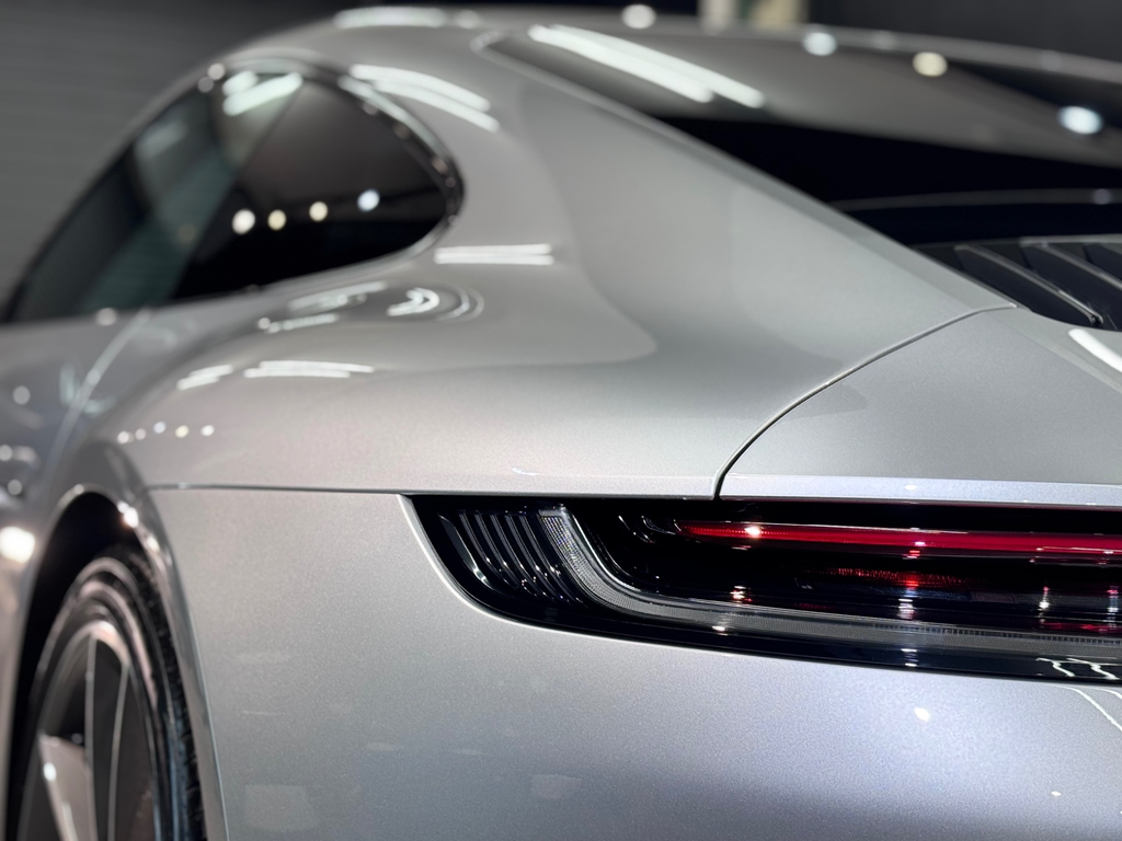 TEVOナノクォーツコーティング2層施工後のポルシェ911 リアクォーターの艶